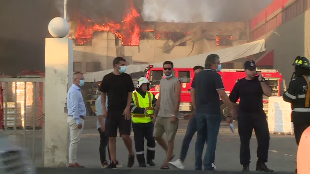 Incendiu violent în Bragadiru. Pompierii încă nu au lichidat toate focarele