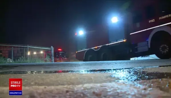 Incendiu violent în Bragadiru. Pompierii încă nu au lichidat toate focarele