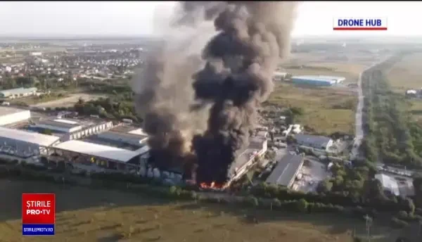 Incendiu violent în Bragadiru. Pompierii încă nu au lichidat toate focarele