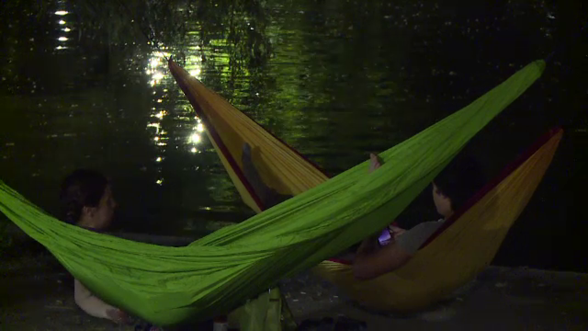 Bucureștenii se feresc de caniculă. Plimbări seara în parc sau concerte în aer liber