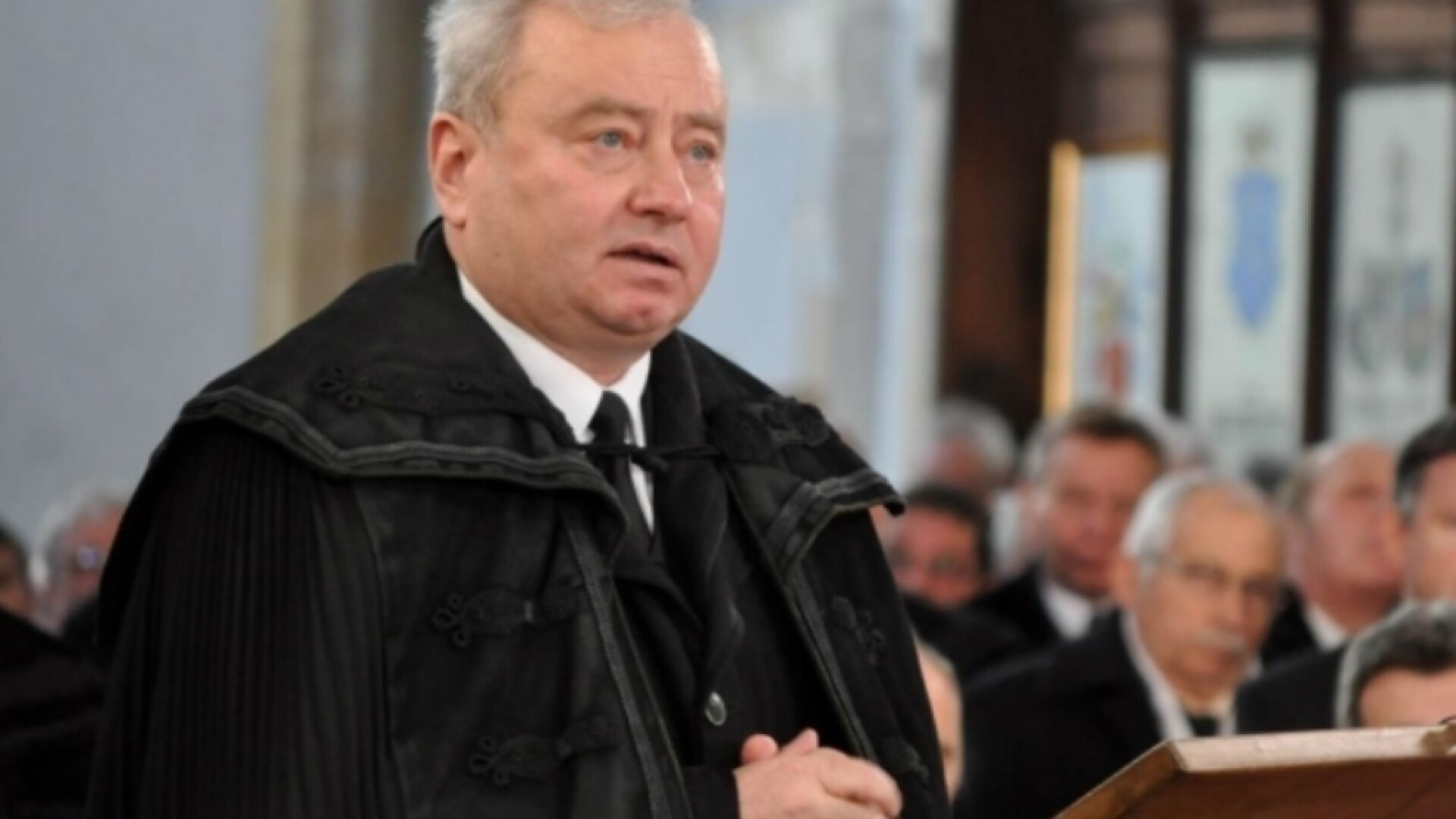 Episcop hărțuit de o femeie. L-a acuzat că a lăsat-o însărcinată și l-a sunat de mii de ori