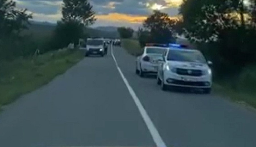 O fetiță de 6 ani a murit, lovită de o mașină. Polițiștii nu știu cum a ajuns copila pe șosea