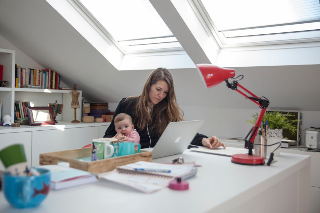 Angajaţii din România ar putea primi dreptul de a nu fi deranjaţi de telefoane sau mesaje de la muncă în afara programului