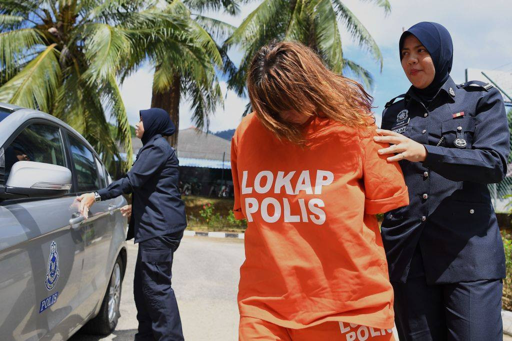 A plecat într-o ţară exotică împreună cu soţul ei, dar ce a urmat este de coşmar. Riscă acum să fie spânzurată