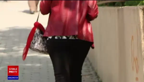 Un tânăr de 22 de ani din Neamț, înjunghiat în plină stradă de un bărbat gelos. Agresorul este în libertate