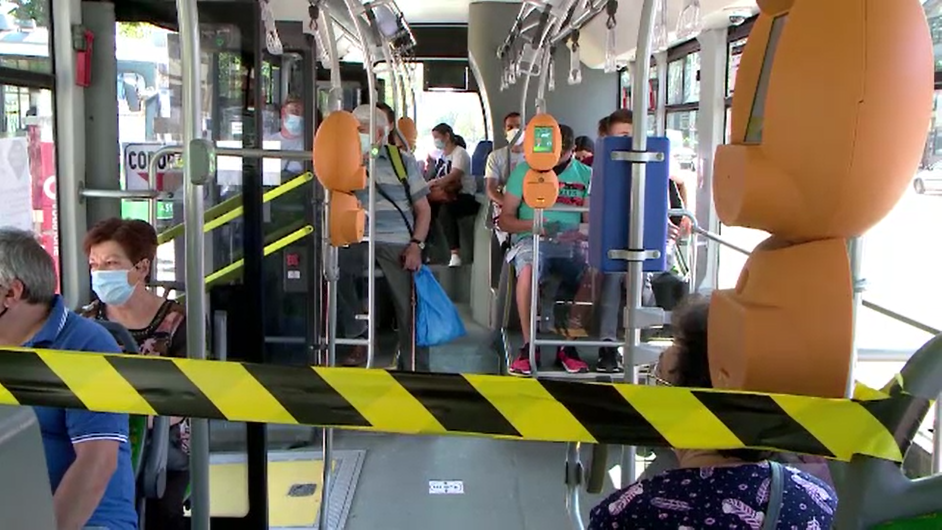 Conflict în Iași, cu zeci de călători care nu au avut loc pe scaune în autobuze