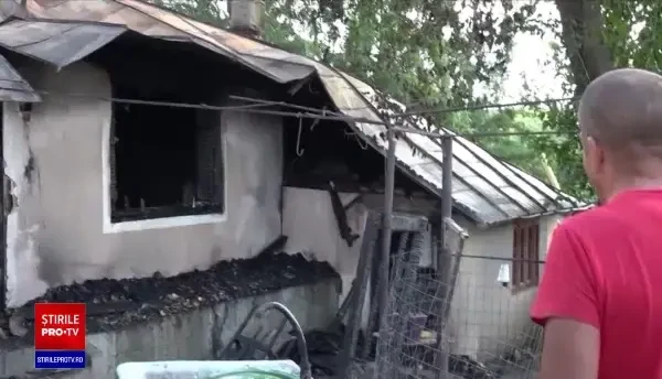 Tragedie în Vaslui. Un bărbat a murit electrocutat, în încercarea de a-și salva vecinii dintr-un incendiu