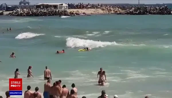 Turiștii din Eforie au format un lanț uman pentru a ajuta un salvamar prins în valuri
