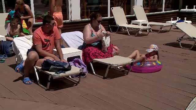 Studiu: Femeile decid destinația de vacanță în familiile din România. Bărbat: Eu rămân cu cardul