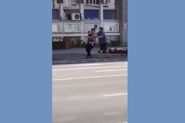 Preot din Bacău, cercetat de poliţişti. Ce i-a făcut soției sale în plină stradă. VIDEO