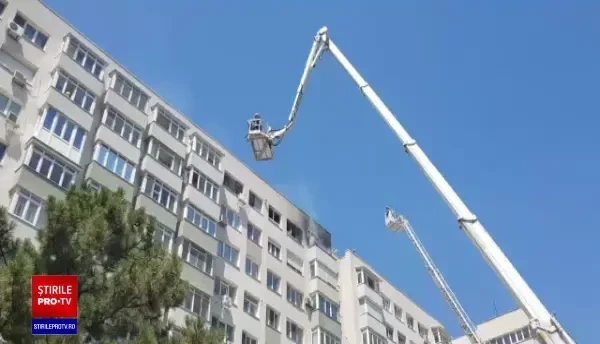 O femeie a fost salvată cu autoscara dintr-un bloc în flăcări în București