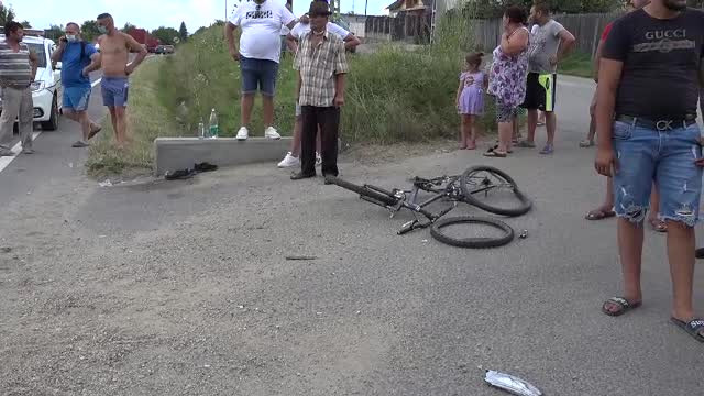Un bărbat a intrat în plin cu mașina în 3 adolescenți pe biciclete. Unul a murit