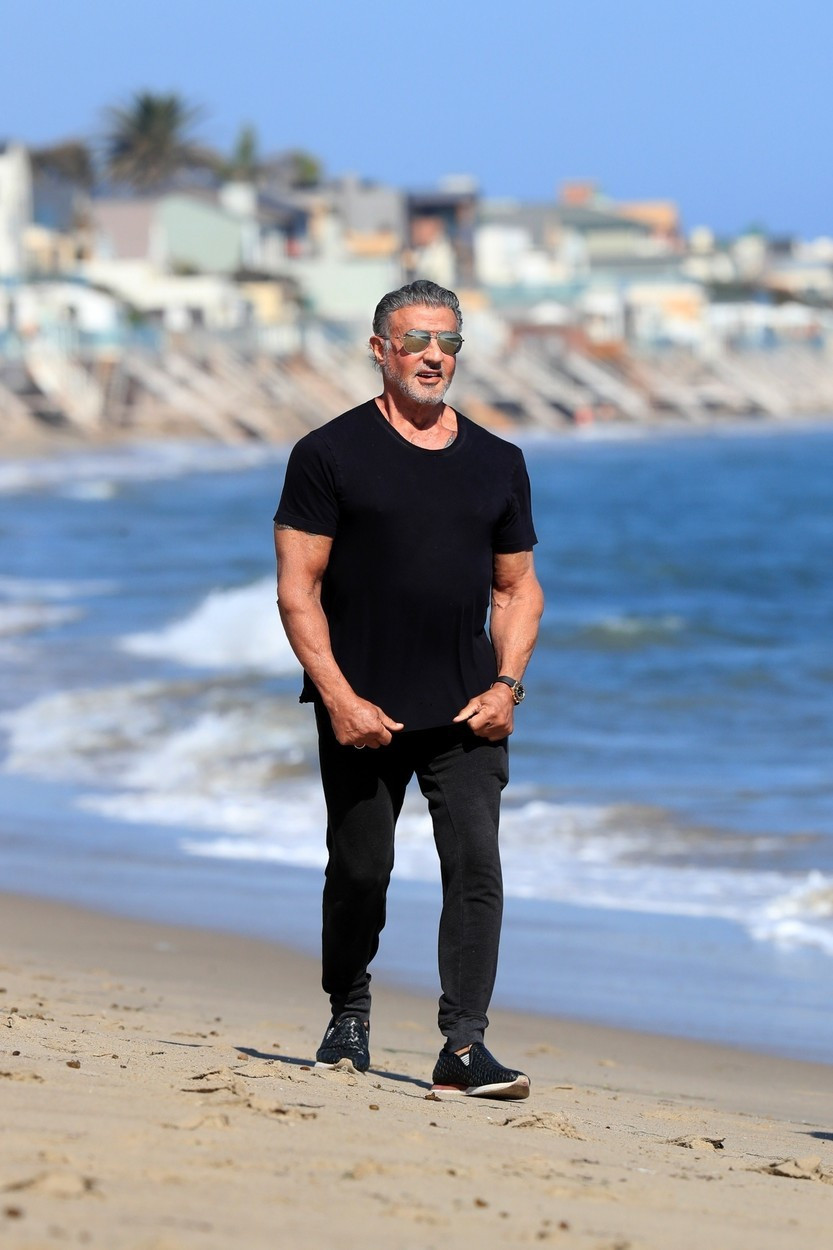 Sylvester Stallone, surprins la o plimbare pe plajă cu soția sa. Cum arată actorul la 74 de ani