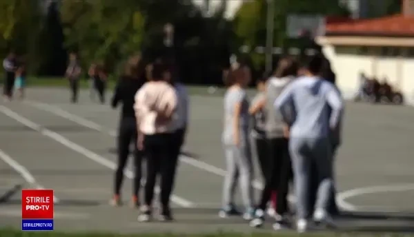 O sută de copii de clasa a noua din Gorj au intrat în carantină, după ce au fost în tabără pe litoral