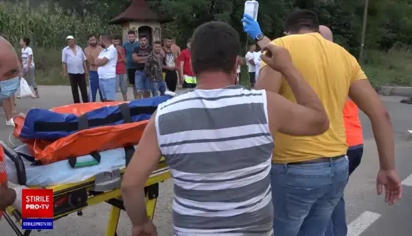 Accident cumplit în Argeș. Un șofer a intrat cu maşina în trei adolescenţi. Doi dintre ei și-au pierdut viața