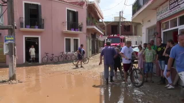 Inundaţii devastatoare în insula grecească Evia. Șapte persoane au murit