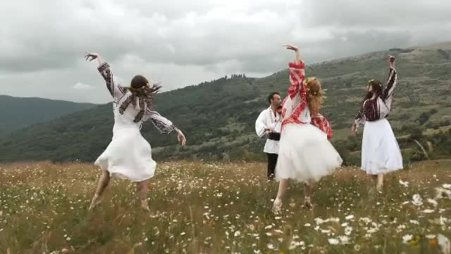 Clip-manifest al unor balerine de la Opera Națională. Au dansat la poalele munților