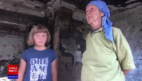 Povestea tragică a doi copii crescuți de bunică. Au rămas pe drumuri, după ce le-a ars casa