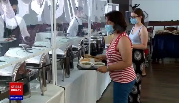 Ce mănâncă turiștii români pe litoral. Ciorba, pe primul loc în preferințe