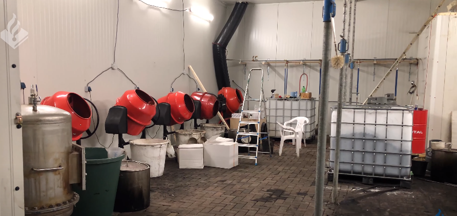 Cel mai mare laborator de droguri din Olanda. 200 de kg de cocaină erau spălate zilnic de pe haine