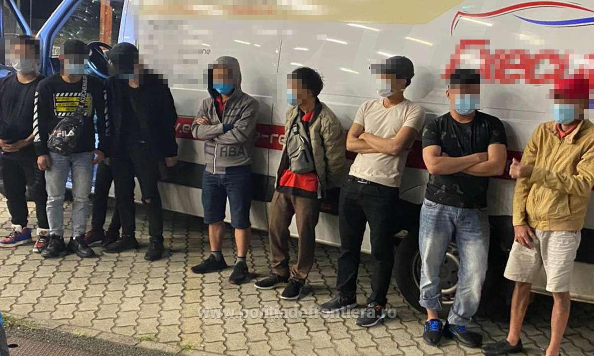 Nouă vietnamezi ascunși în pufuleți, depistați când încercau să iasă ilegal din România