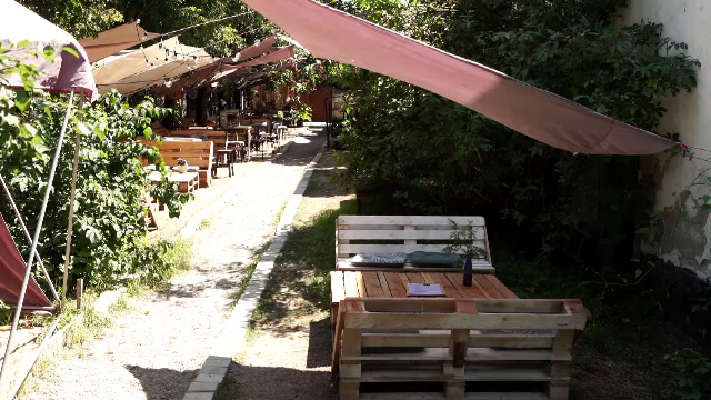 Cum au supraviețuit restaurantele în timpul pandemiei. Terase deschise în spații neconvenționale