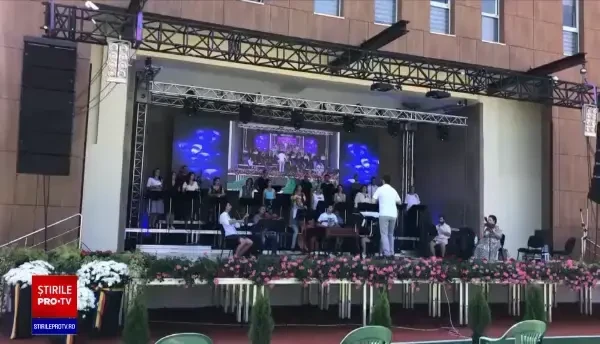 Carantină în Vâlcea, după un concert în aer liber. "Datorită efortului de cântat, picăturile au ajuns mai departe"