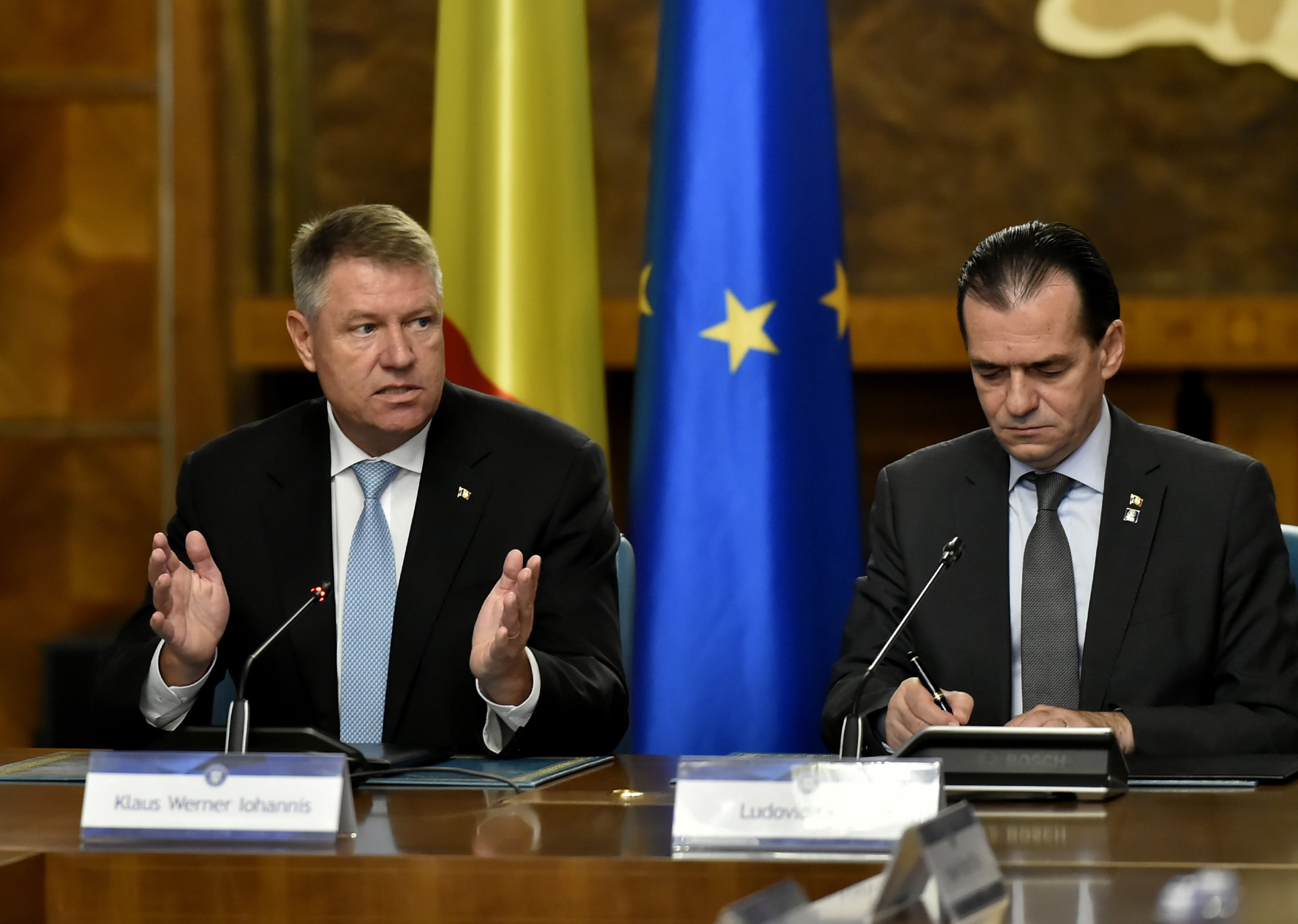 Iohannis: ”Vă rog pe toți, purtați mască, păstrați distanța, ca să scăpăm de această epidemie”. Ce spune despre interlopi