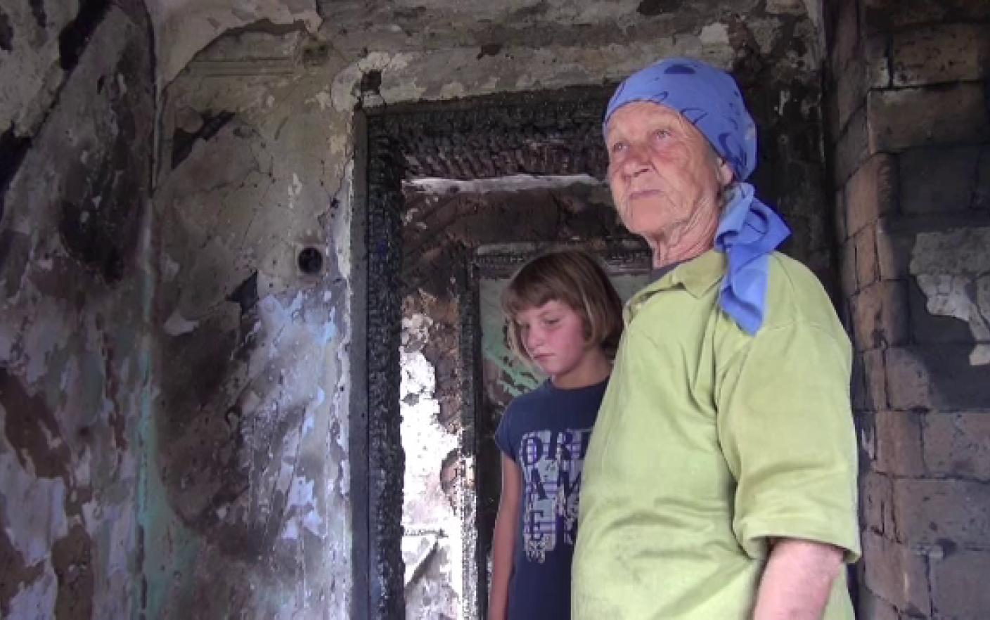 Oamenii au sărit în ajutorul bunicii cu doi nepoți cărora le-a ars casa. ”A început să plângă”