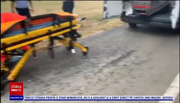 Accident grav în Dâmbovița. O femeie de 44 de ani a intrat cu mașina în gardul unei gospodării