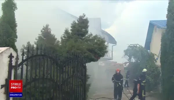 Incendiu violent într-un cartier rezidențial din Pitești. O vilă, cuprinsă de flăcări uriașe: „Așa ceva nu s-a pomenit”