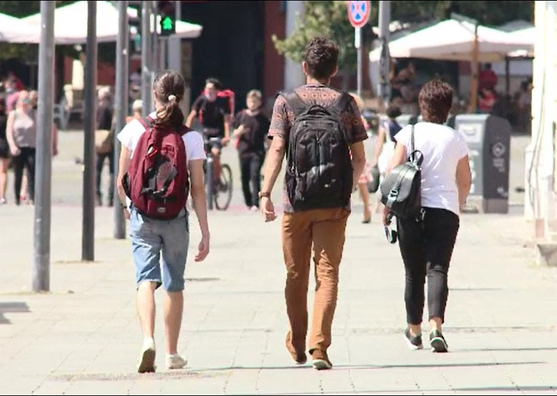 De ce preferă tinerii din România să locuiască împreună cu părinții. Explicația sociologilor