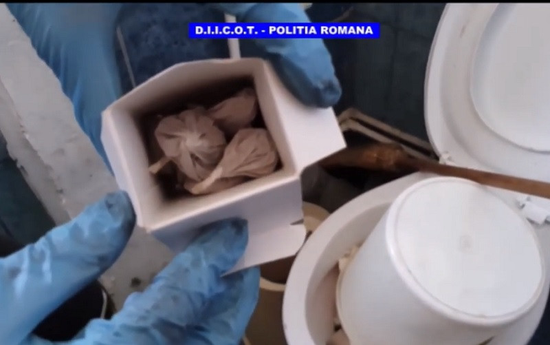 Furci, topoare și cuțite, descoperite de polițiști la traficanții de droguri. Unde era ascunsă heroina. VIDEO