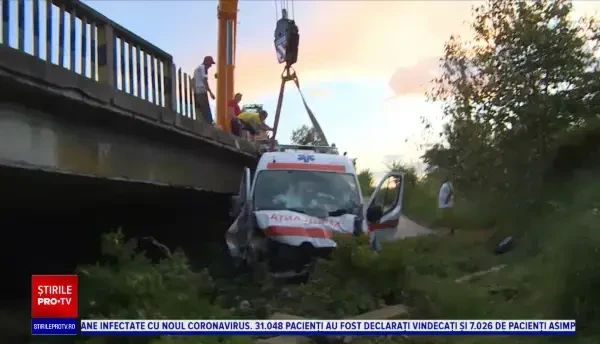 O ambulanță care transporta un pacient cu coronavirus a căzut de pe un pod în Gorj