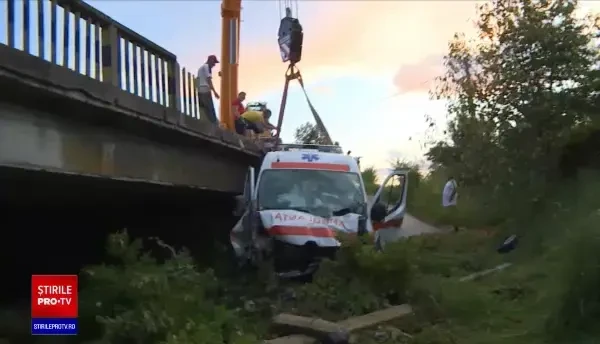 Pacienta din ambulanța care a căzut de pe un pod în Gorj a murit