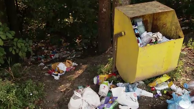 Turiştii lasă în urma lor munţi de gunoaie. Cum profită pensiunile de situaţie