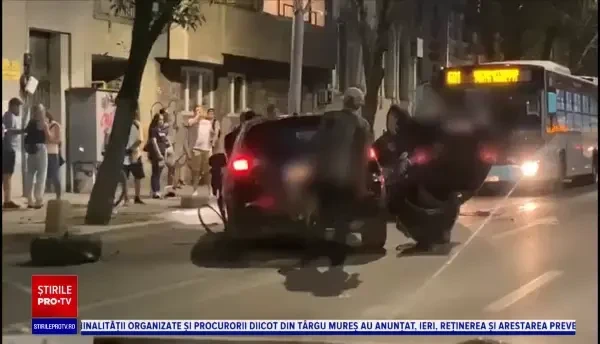 Accidente în București, joi seară. O mașină s-a răsturnat, în Sectorul 5