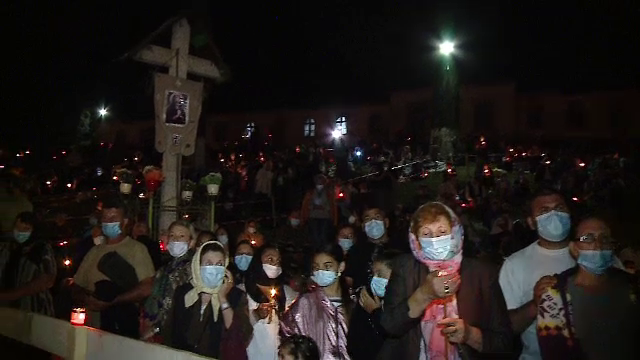 Îmbulzeală la mănăstirea Nicula, în timpul slujbei de Sfânta Maria: „Nu ne e frică. Dumnezeu ne întărește”