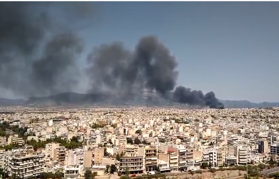 Incendiu puternic în Atena. O autostradă a fost închisă din cauza fumului gros