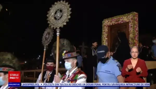 Îmbulzeală la mănăstirea Nicula, în timpul slujbei de Sfânta Maria: „Nu ne e frică. Dumnezeu ne întărește”