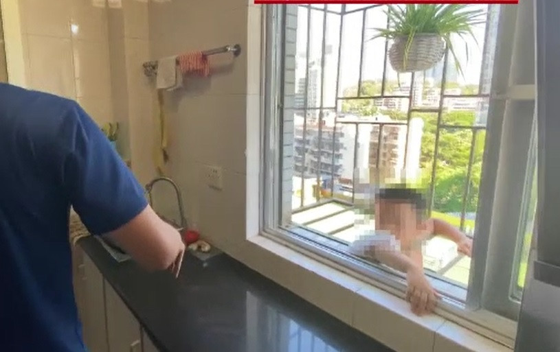 Imagini care îți taie răsuflarea. Un copil de 6 ani a ieșit pe geam și a rămas suspendat la etajul 5. Ce a urmat