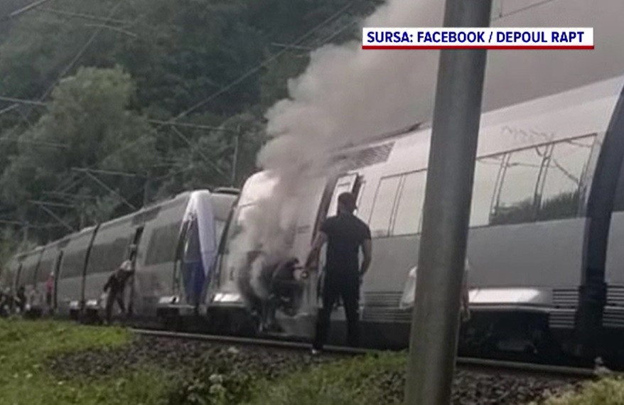 Clipe de panică pentru 200 de călători într-un tren privat, pe ruta București-Brașov. Locomotiva a luat foc