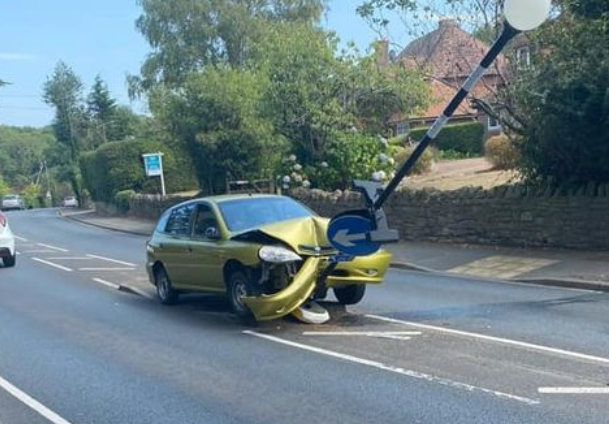 Un bărbat a intrat cu mașina într-un indicator rutier, în timp ce încerca să scape de un păianjen de pe scaun. FOTO