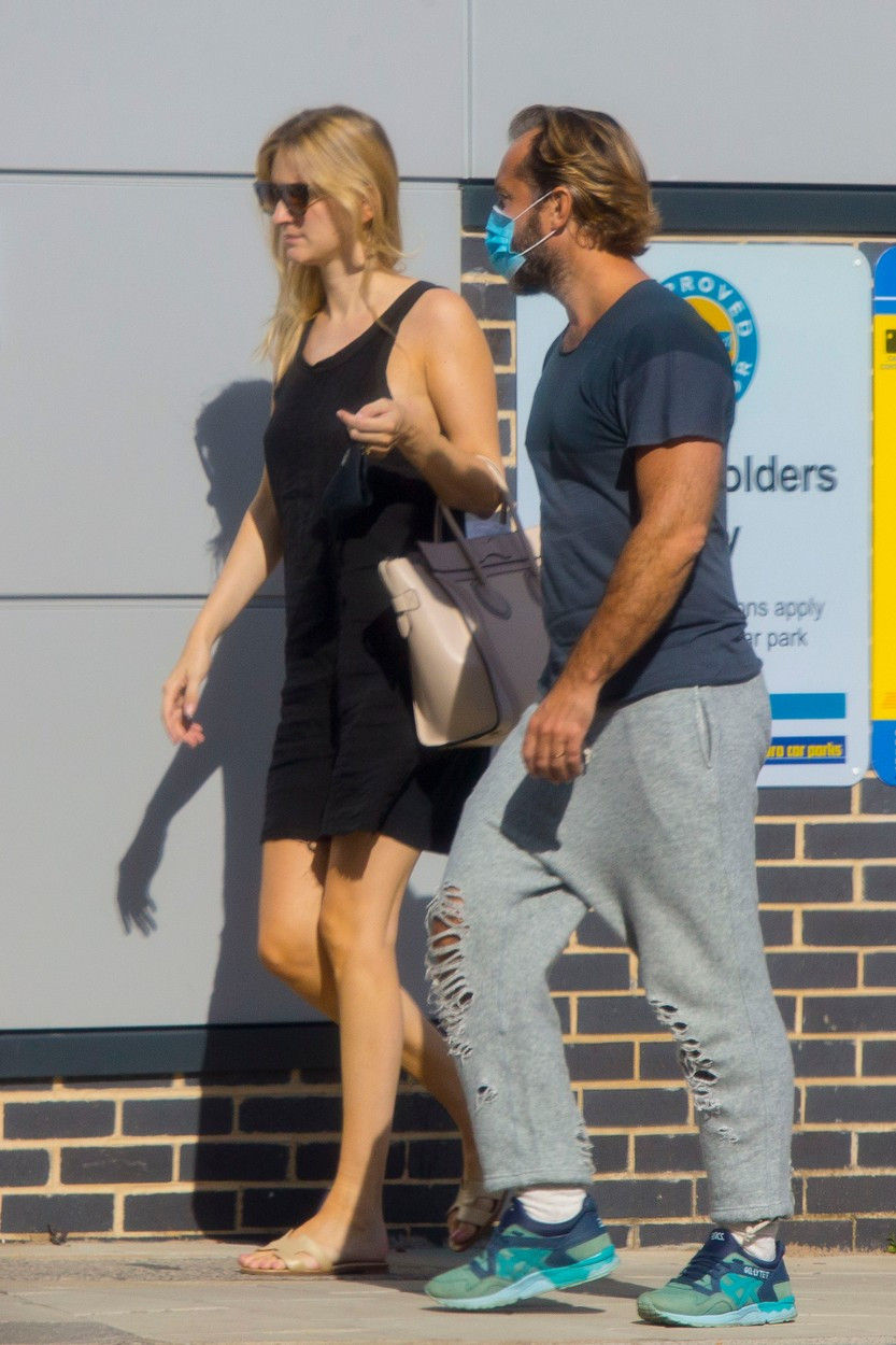 Jude Law, surprins de paparazzi în Londra. Cum arată actorul după ieșirea din carantină