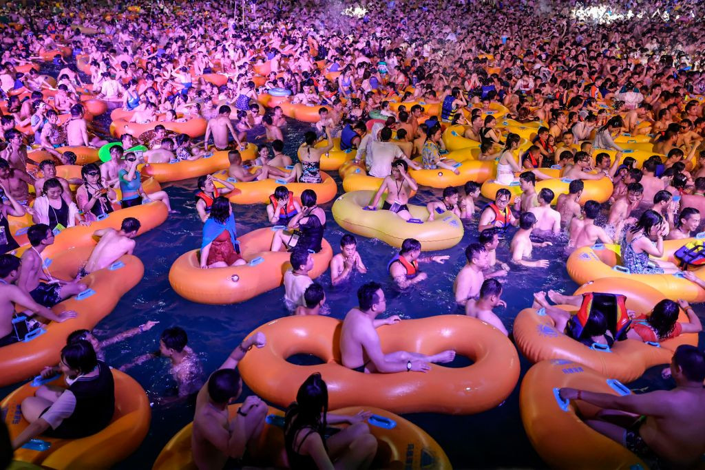 Mega-petrecere în Wuhan, într-un waterpark. Sute de chinezi s-au înghesuit în apă, fără mască
