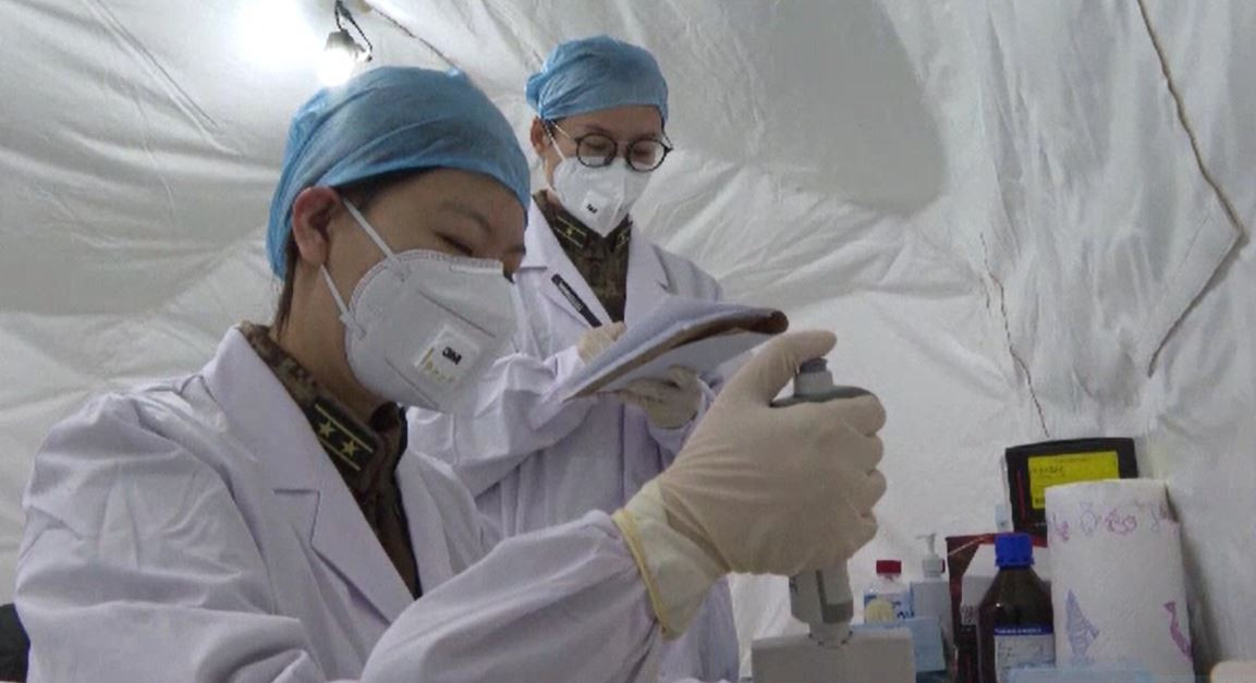 Continuă cursa globală pentru leacul anti-COVID. Un prim vaccin produs în China a primit brevet