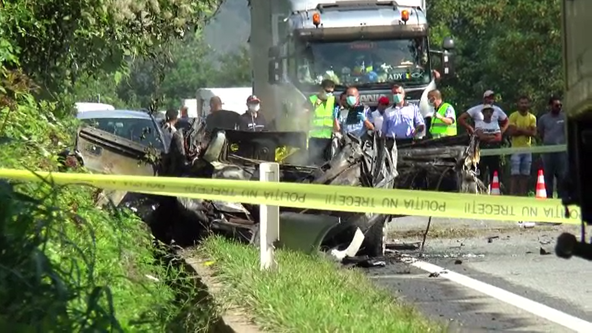 Sfârşit îngrozitor pentru un cuplu din Mehedinți. Mașina în care se aflau a fost lovită de un TIR