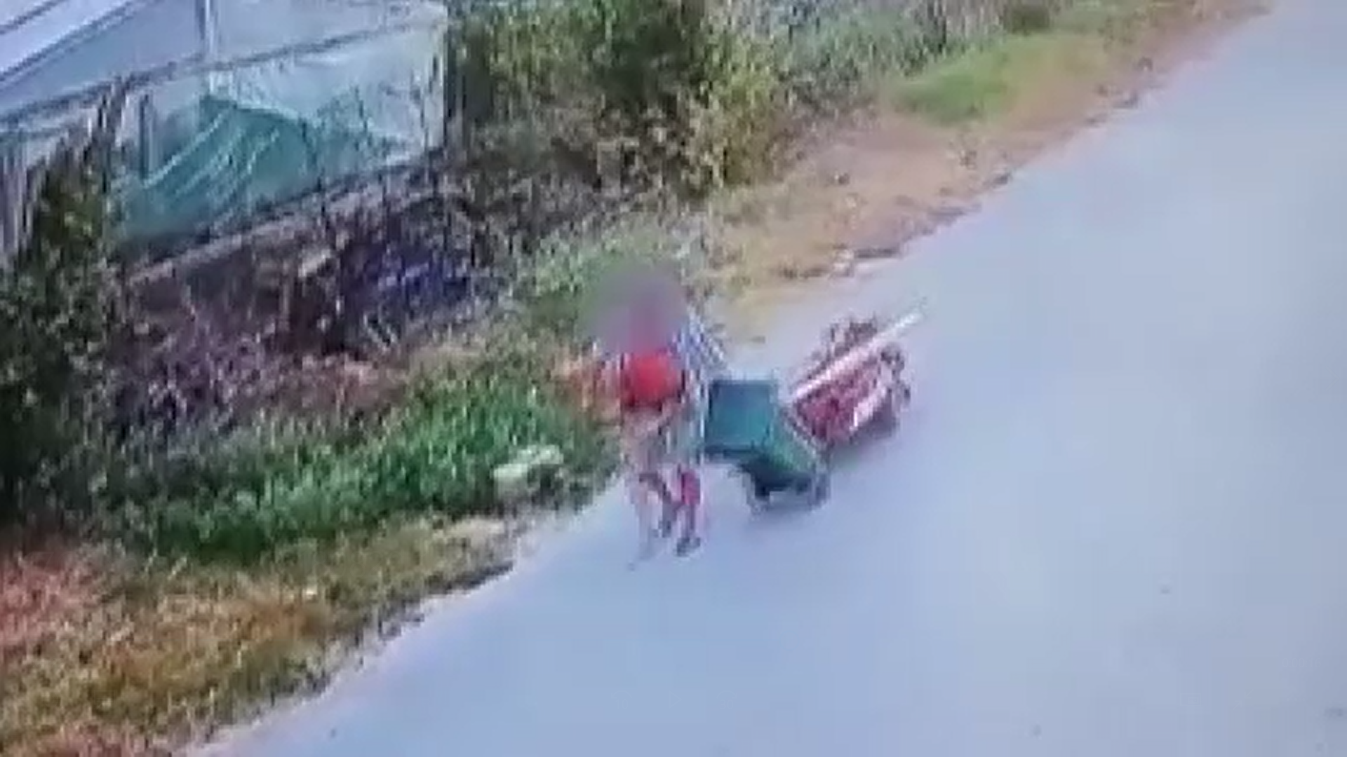 Imagini șocante. Un bărbat a fost filmat în timp ce îşi cară tatăl decedat cu un căruţ metalic