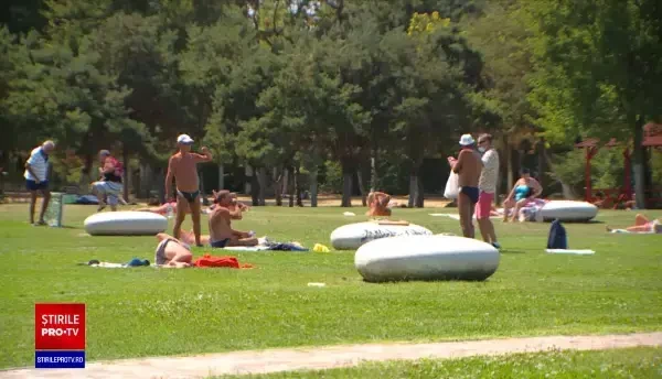 Speriaţi de aglomeraţia de la mare, tot mai mulți turiști optează pentru ”Mamaia” dintre betoane