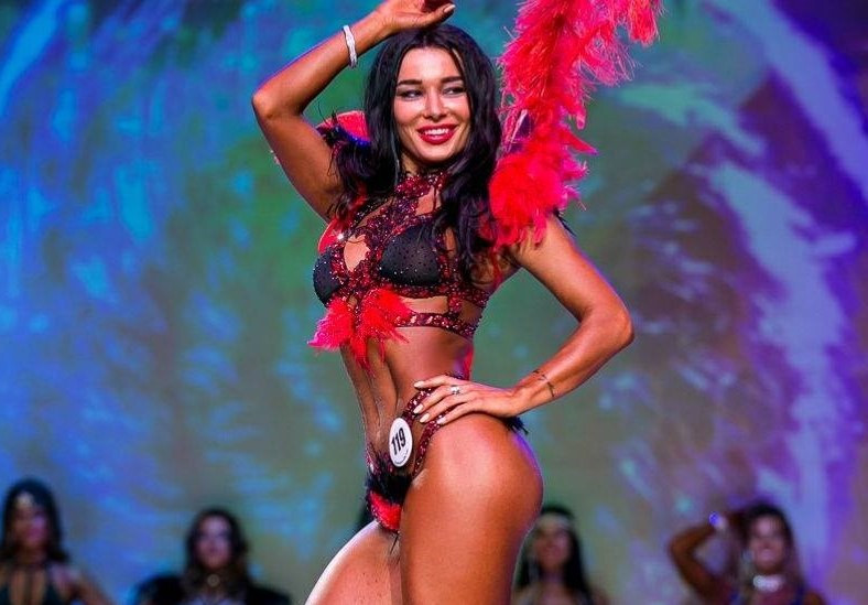 O campioană mondială la bikini fitness, absolventă de Teologie, candidează la Primăria Rădăuți